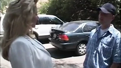 Eski öğretmen milf gets becerdin içinde the bahçe