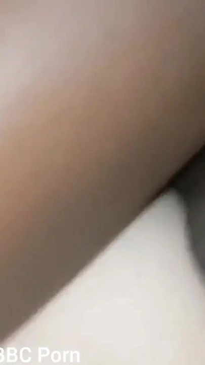 İngiliz iri güzel kadın açık havada analdan amına domalarak sikişiyor | Klip 1