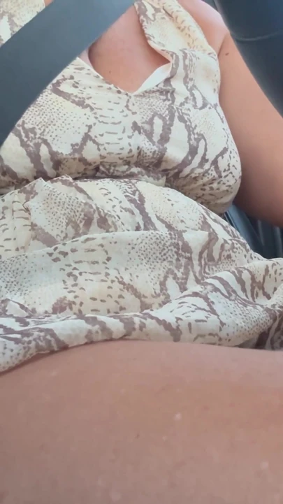 Zarif ve seksi üvey anne sabahları arabayı kullanıyor ve amını ovuyor. | Klip 1
