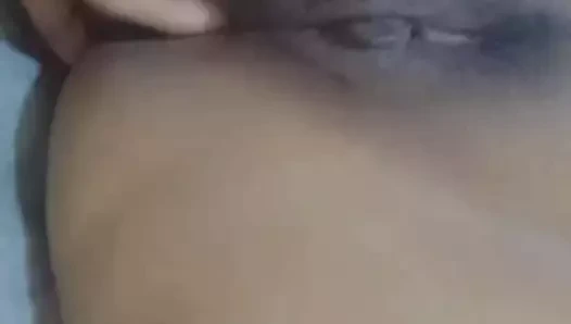 Desi kız onu kedi parmaklıyor.