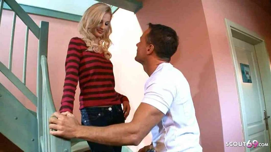 Sevimli küçük üvey kız baştan için sikme tarafından yeni arkadaş arasında anne