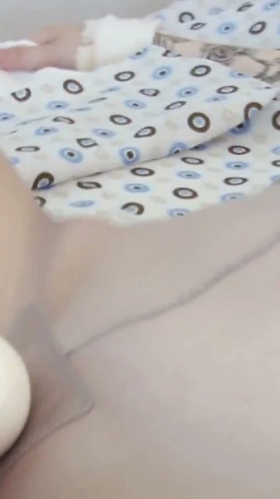 Sıcak ve seksi esmer, Hitachi Dildo ile bağlanıp sertçe boşalıyor | Bölüm 1