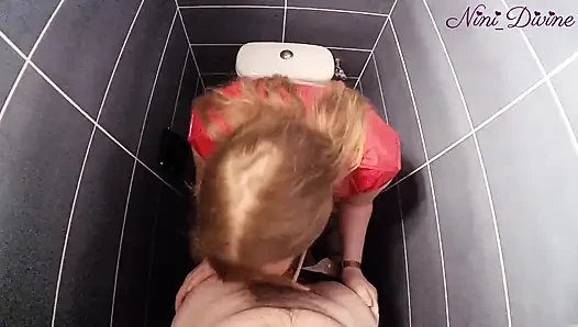 Büyük doğal götlü Fransız kız gece kulübü tuvaletinde sert sikiliyor