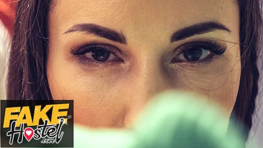 Sahte pansiyon - küçük sıska Sibiryalı bebek birden çok sallayarak orgazm ve kalın horoz üzerinde fışkırtmalar var - "lütfen sik beni"