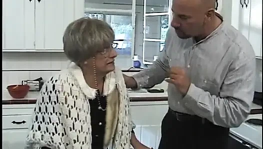 Geile oma weiß ziemlich gut, wie man gangbang behandelt