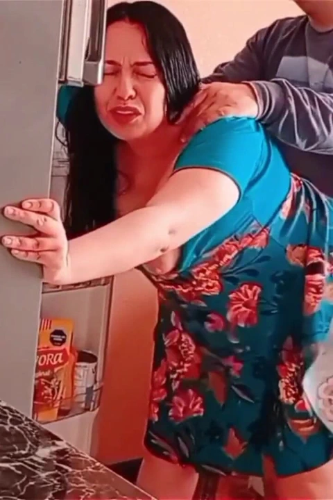 Buzdolabına gitti ve onu mutfakta sikişirken yakaladılar