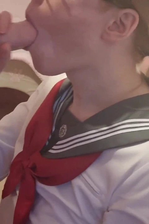 Büyük bir trans kızın yarağını gırtlağına kadar sakso çekiyor