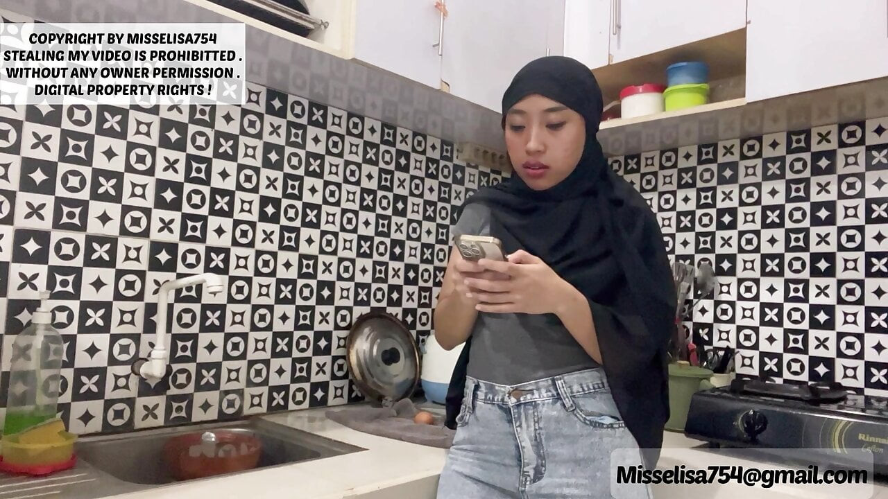 Müslüman anne masaj salonunu ziyaret ediyor, masör seks istiyor, sikini kaydırıyor