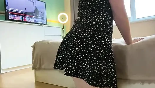 Amcığını çok yakın gösteriyor, mastürbasyon yapıyor ve senin için açılarını değiştiriyor