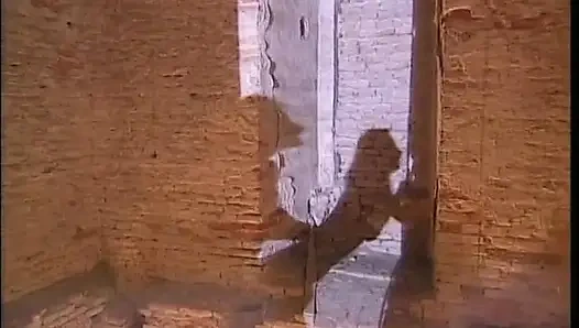 Eski bir kulede amını parmaklayan bir sarışın, sikişecek bir yarak buluyor