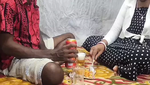 Karımla bir parti verdim ve sonra onu sikmeyi sevdim. nomita boudi'niz