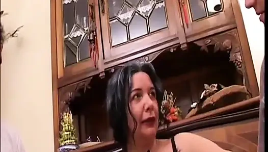 Seksi bir nineyle üçlü seks