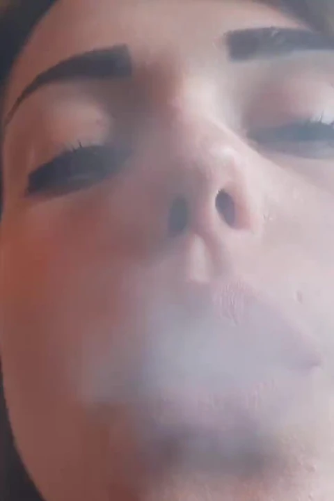 Güzel genç kız sigara içiyor