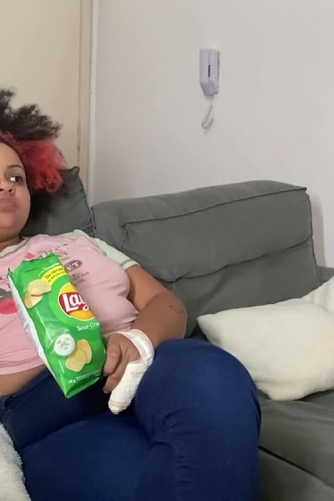 Ben televizyon izlerken osuruyor ve geğiriyorum
