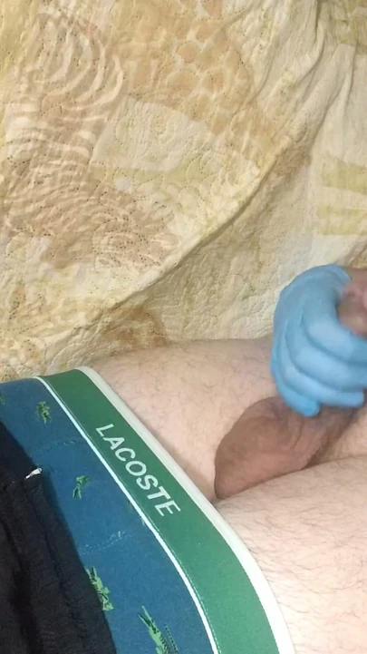 Mutfak hazırlığı yanlış gitti - yalnız erkek mavi eldivenle mastürbasyon yapıyor