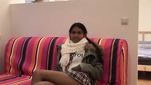 Küçük memeli utangaç Asyalı genç kız amına dildo sokuyor