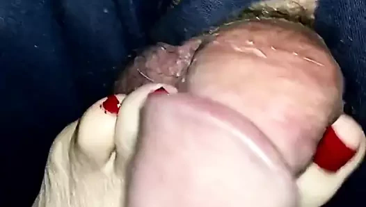 karısının kırmızı ayak parmaklarını emmek istiyorum