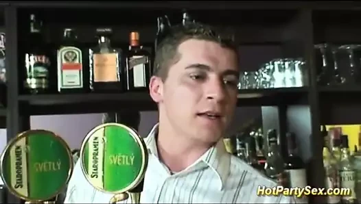 Sarışın genç yüz büyük bir grup hoşlanır