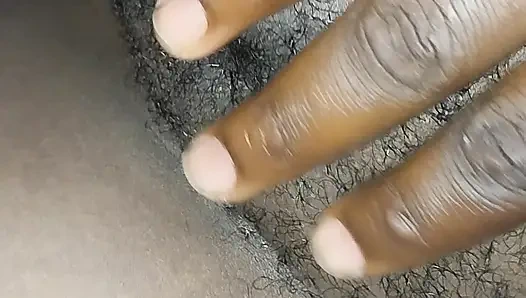 Sikimi sıvazlıyor ve üstüne oturuyor