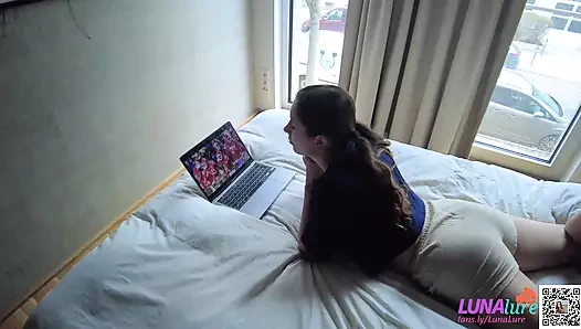 Ev arkadaşı futbol izlerken komşusunu baştan çıkarıyor