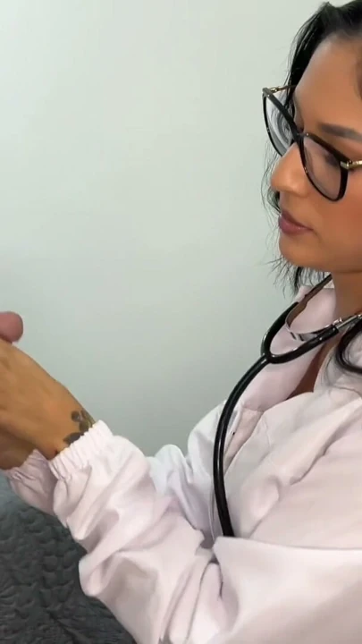 Sıcak Latin Doktor, Sperm Bankasında Hastasına Örnek Üretmesine Yardım Ediyor | Clip 1