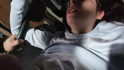 Sert derin sikme üzerinde spor salonu bench ile Creampie