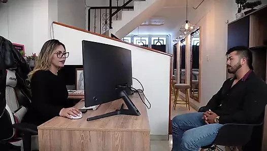 Deneyimsiz genç kadın işe başvurmaya gidiyor ama reddediliyor, vajinasını patrona göstermeye karar veriyor
