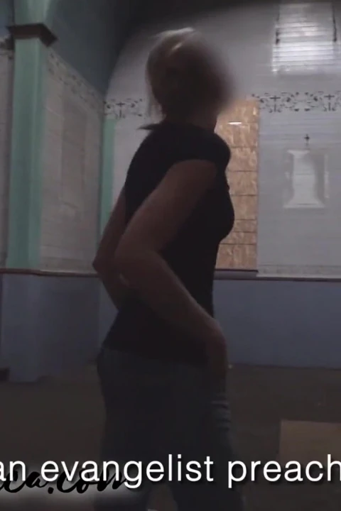 Cadılar Bayramınız Kutlu Olsun! Veronica ve evcil hayvanı ürkütücü, yaşlı, terk edilmiş bir kiliseyi kirletiyor