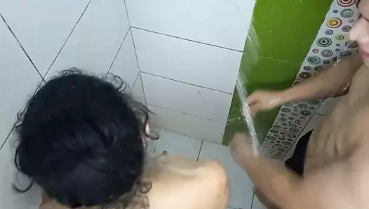 Üvey kız kardeşimle duşa giriyorum ve boşalana kadar onu sikiyorum