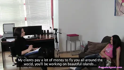 Kadın ajan - muhteşem Diana Daisy amcık yalamadan ve oyuncu seçmelerinde ateşli vibratörle oynamadan önce ofis fotoğraflarını çekiyor