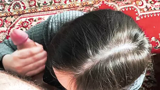 Bir ağız dolusu boşalmak. rus güzeli ağzına aldı