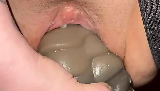 Tombul sürtük onepunchgirlxxx açgözlü amcık büyük ejderha dildosunu beslemek için çabalıyor