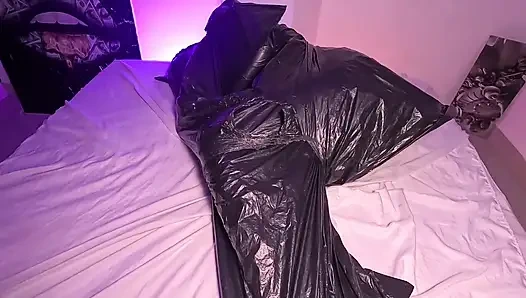 Çöp torbasındaki kız nefesiyle oynuyor