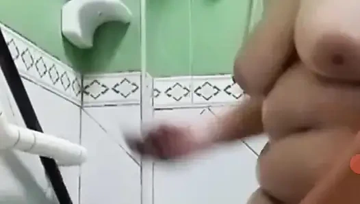 Nimm zuerst ein bad, aber ganz plötzlich spielt ihr gedankenspiel .u weiß, was ist, dass sie wieder ihre muschi spielt und ihre großen titten wow