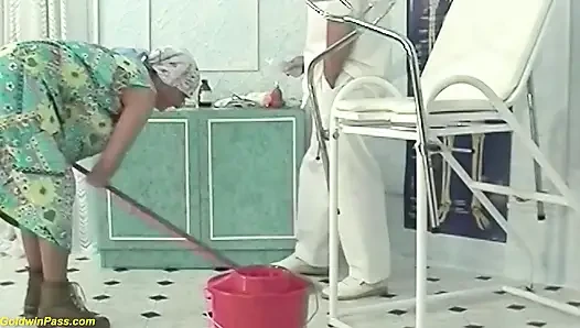 Kıllı 92 yaşındaki nine doktoru tarafından sert yumruklanıyor ve sikiliyor