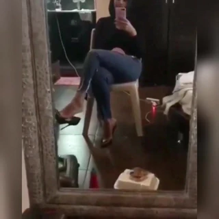 Seksi tesettürlü Arap tabanları ayakkabı sallıyor