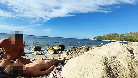 Yabancılar karımı çıplak bir plajda büyük yarağıma dokunup sikerken yakaladı