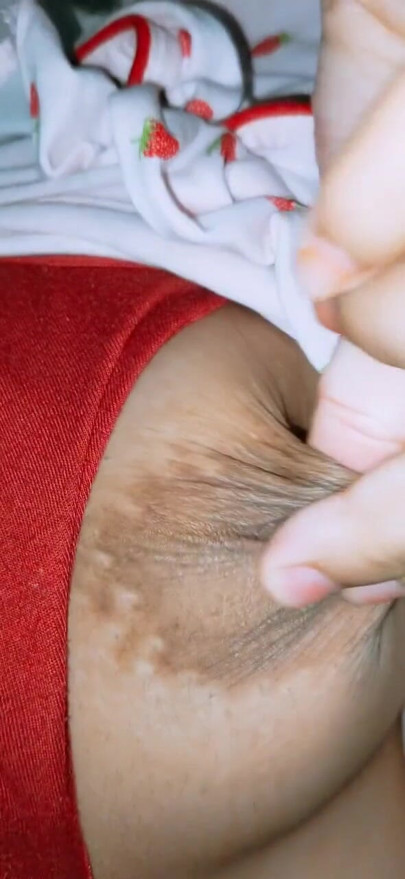Hintli seksi kız amcığını parmaklıyor | Klip 2