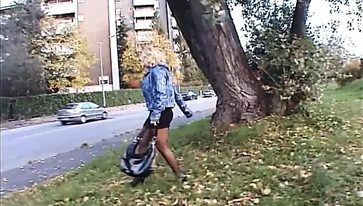 Seksi siyah çoraplı nefes kesen sarışın orta yaşlı seksi kadın sert sikiliyor