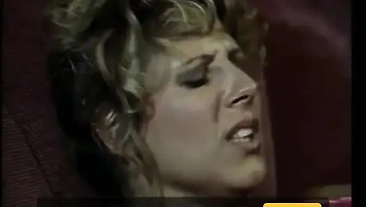 Sarışın orta yaşlı seksi kadın damızlık everse kovboy kız tarzına binerken göğüslerini tutuyor