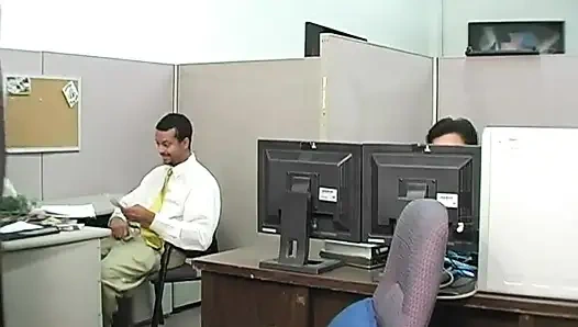 İş yerinde büyük yarak emiyor