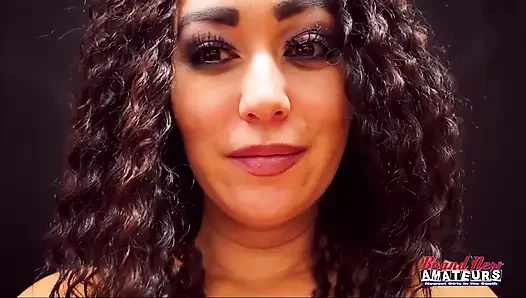 Lexxie büyük göğüsleri tamamen teşhir edilmiş dildoya biniyor!