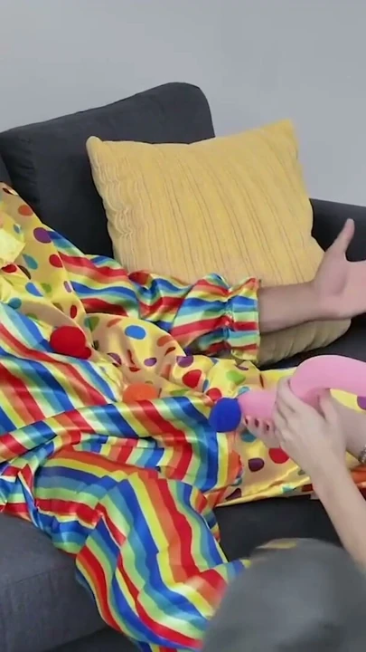 Mylf - şanslı adam zonklayan büyük yarağını kırbaçlıyor ve susamış orta yaşlı seksi kadını sikiyor | Klip 1