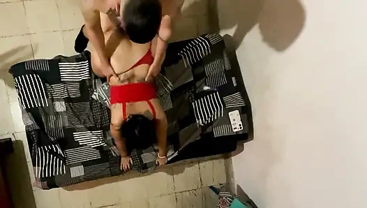 İtaatkar Karısı Kırmızı Tangayla Dört Ayak Üzerinde Veriyor