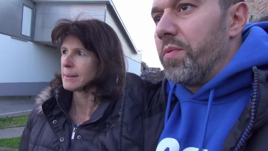 Orta yaşlı seksi kadın stüdyoda emmeyi ve sikişmeyi seviyor