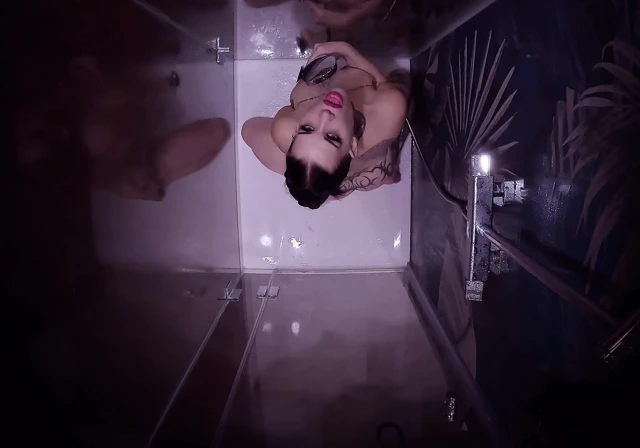 Tesisatçı duşa bir kamera kurdu