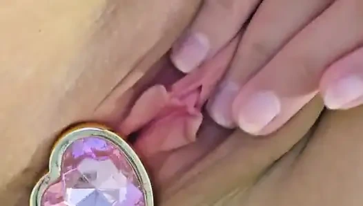 Seksi Orta Yaşlı Seksi Kadın Küvette Çıplak Amına Anal Tıkaç Sokuyor...