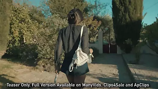 Şehir merkezinde riskli halka açık çıplaklık - daringkiara yoğun halk merkezinde çıplak otobüs durağında mastürbasyon yapıyor