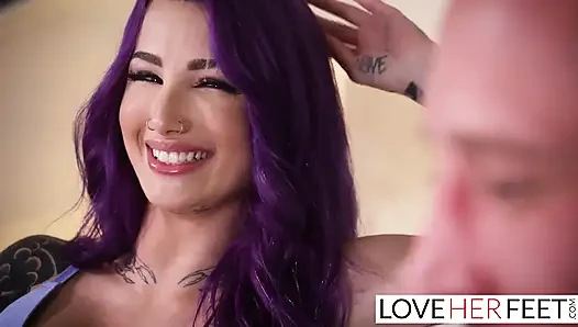 Dövmeli bebek Valerica Steele sikişmeden önce ayakla mastürbasyon yapıyor