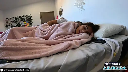 Üvey erkek kardeşimle netflix izlerken sert ve lezzetli sikişmeye ve kalçalara boşalmaya gidiyorum